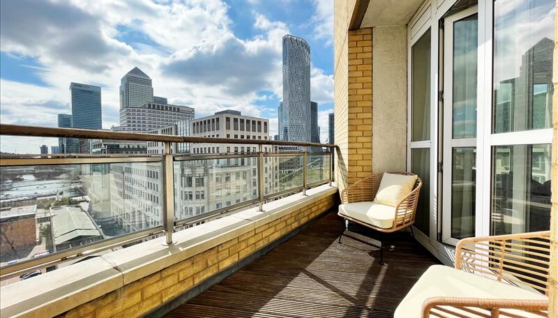 2 bed property in Westferry Circus, London